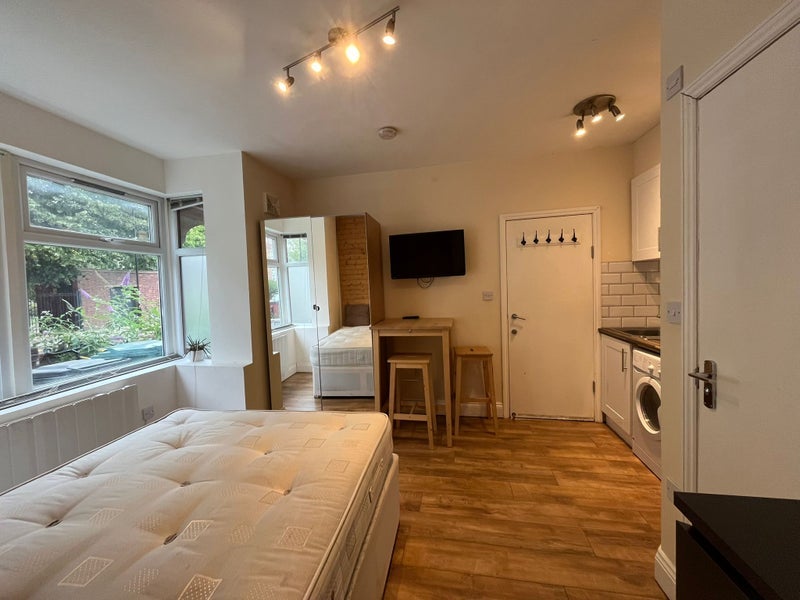 Flat Biddestone Road in Greater London