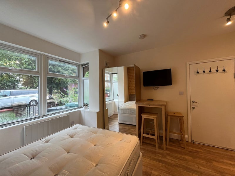 Flat Biddestone Road in Greater London