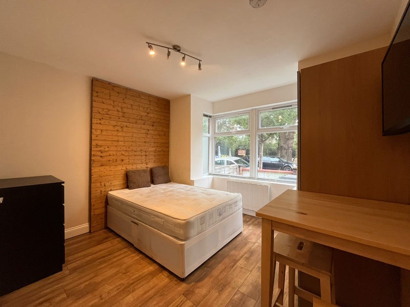 Flat Biddestone Road in Greater London
