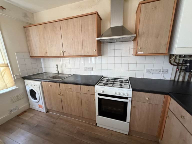 Flat Montague Road in Greater London