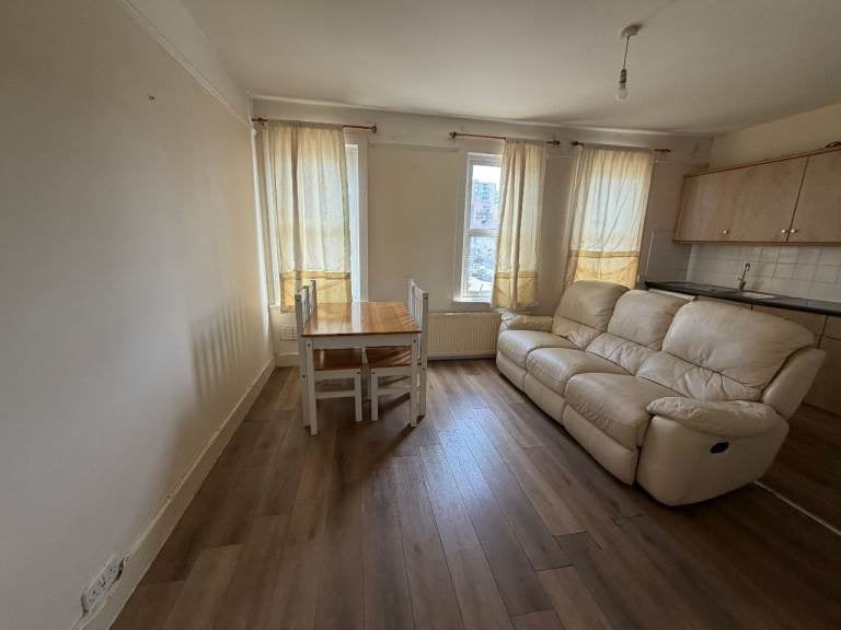 Flat Montague Road in Greater London