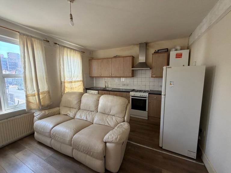Flat Montague Road in Greater London