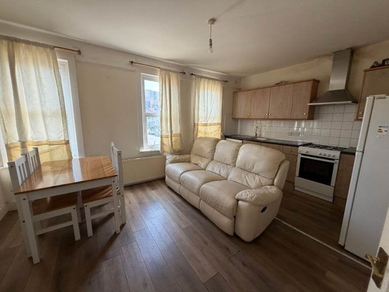 Flat Montague Road in Greater London