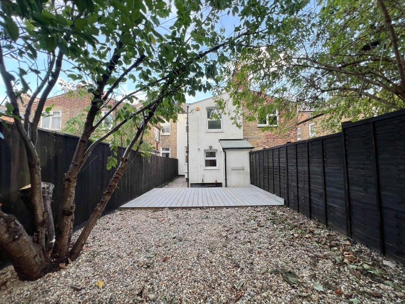 Room Gosterwood Street in Greater London
