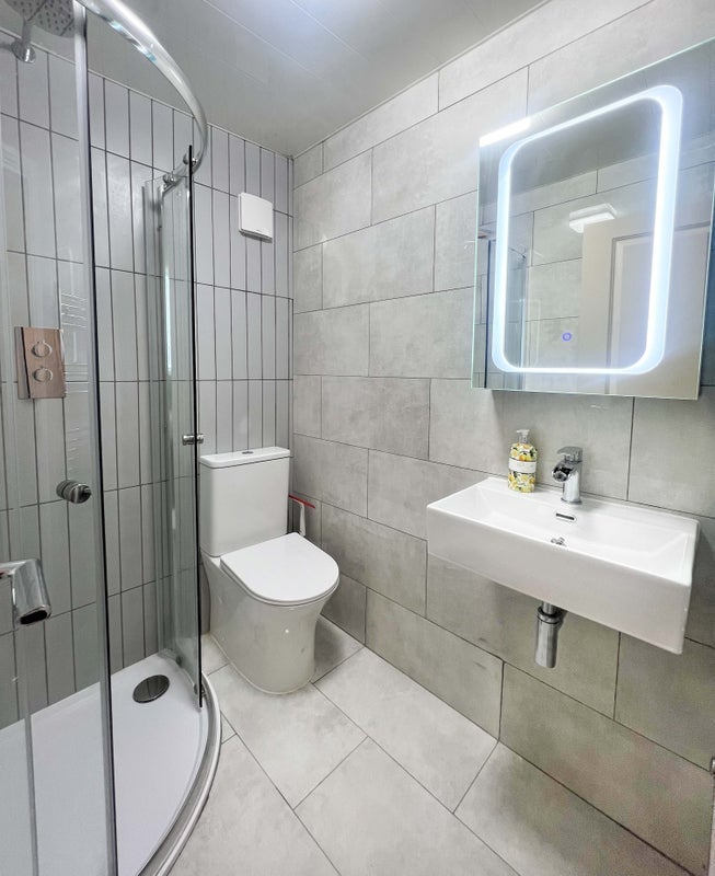 Room Gosterwood Street in Greater London