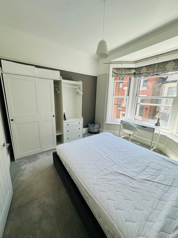 Room Denewood Road in Bournemouth