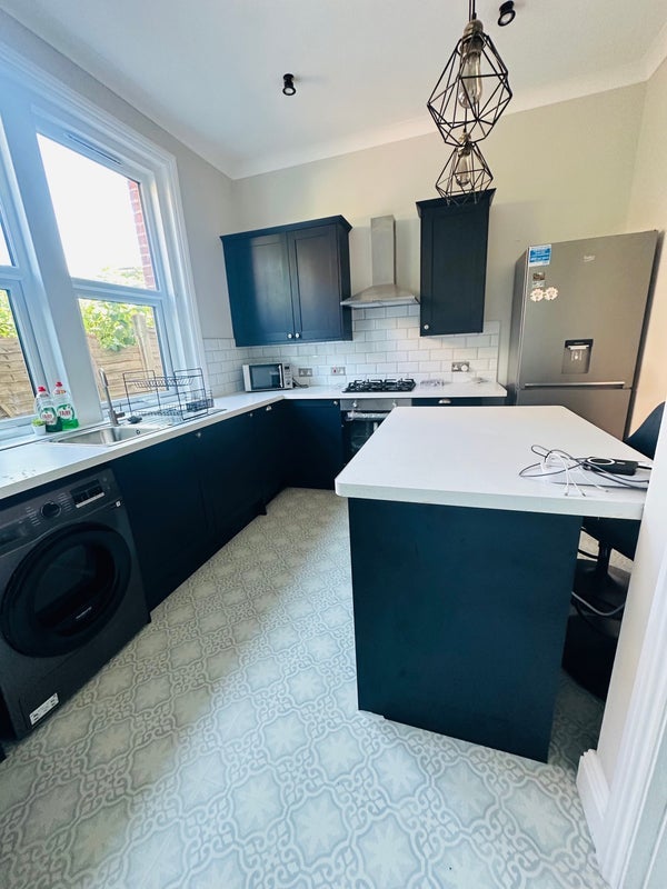 Room Denewood Road in Bournemouth