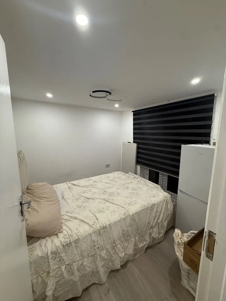 Room Downshall Avenue in Greater London