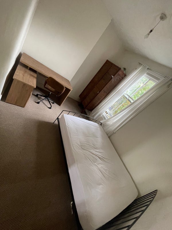Room Chesterfield Road in Bristol