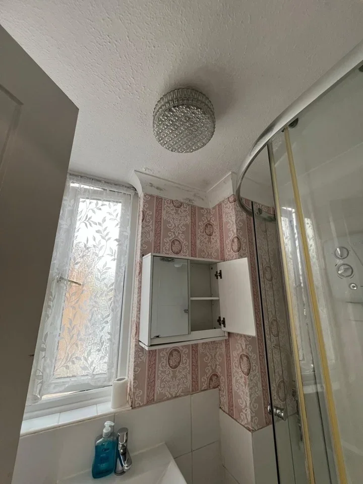 Room Barberry Close in Greater London