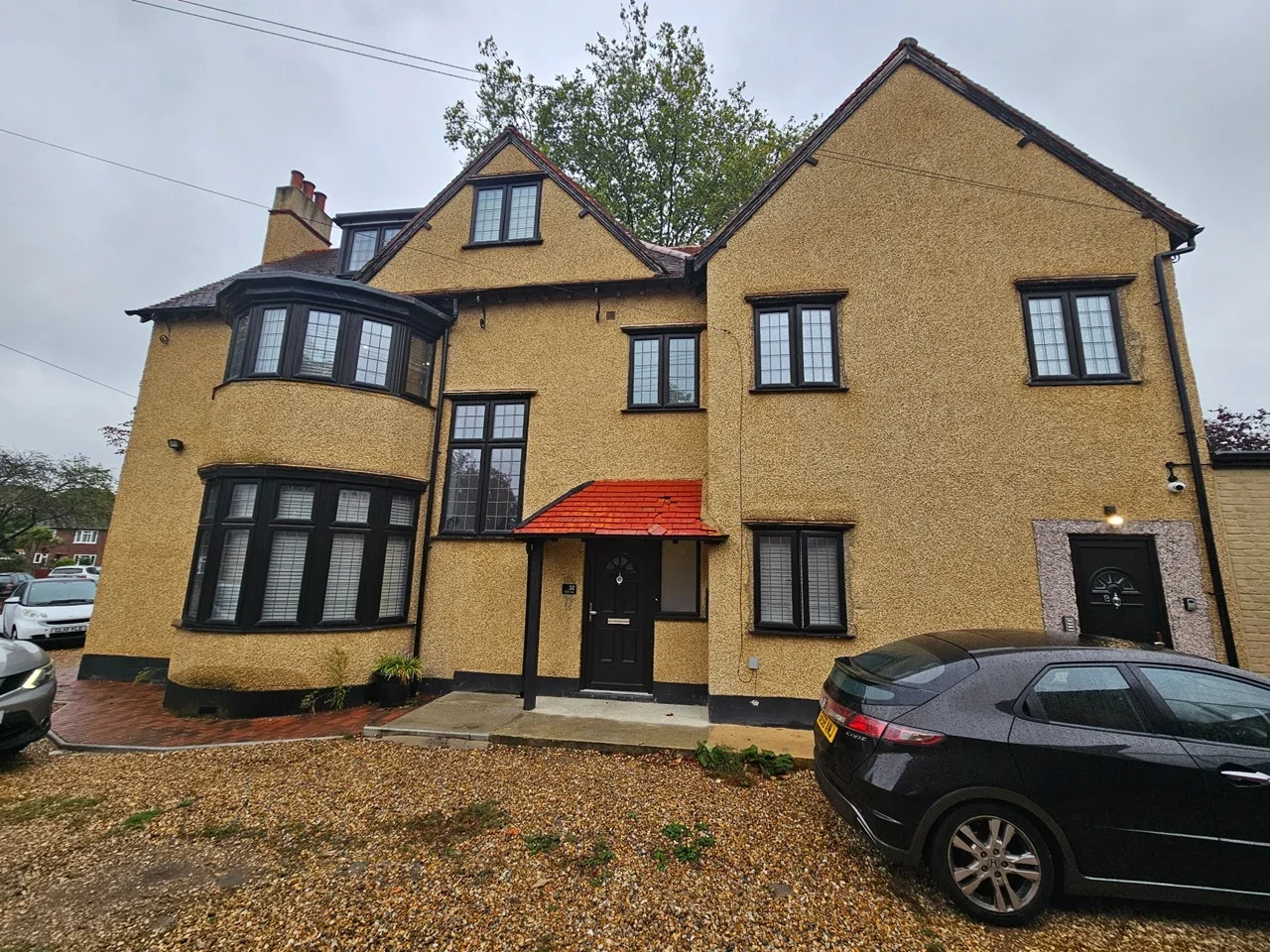 Flat Green Lane in Borough of Spelthorne