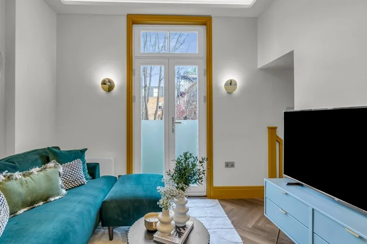 Flat Overstone Road in Greater London