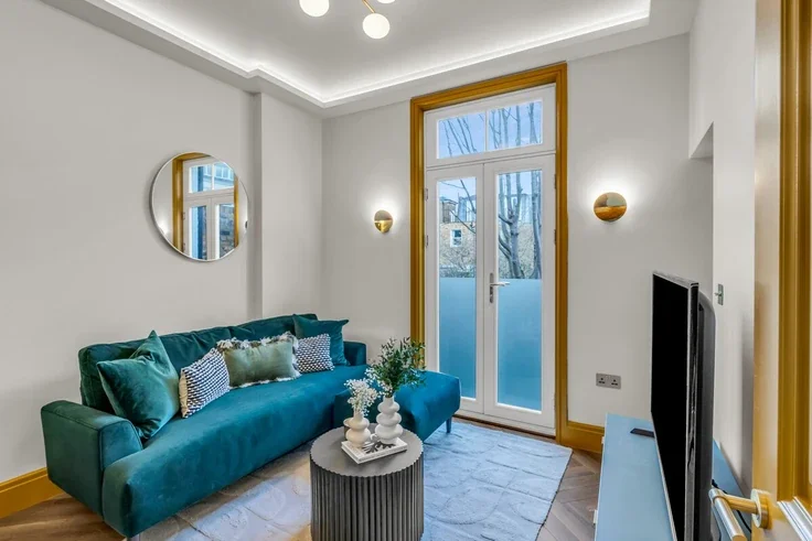 Flat Overstone Road in Greater London