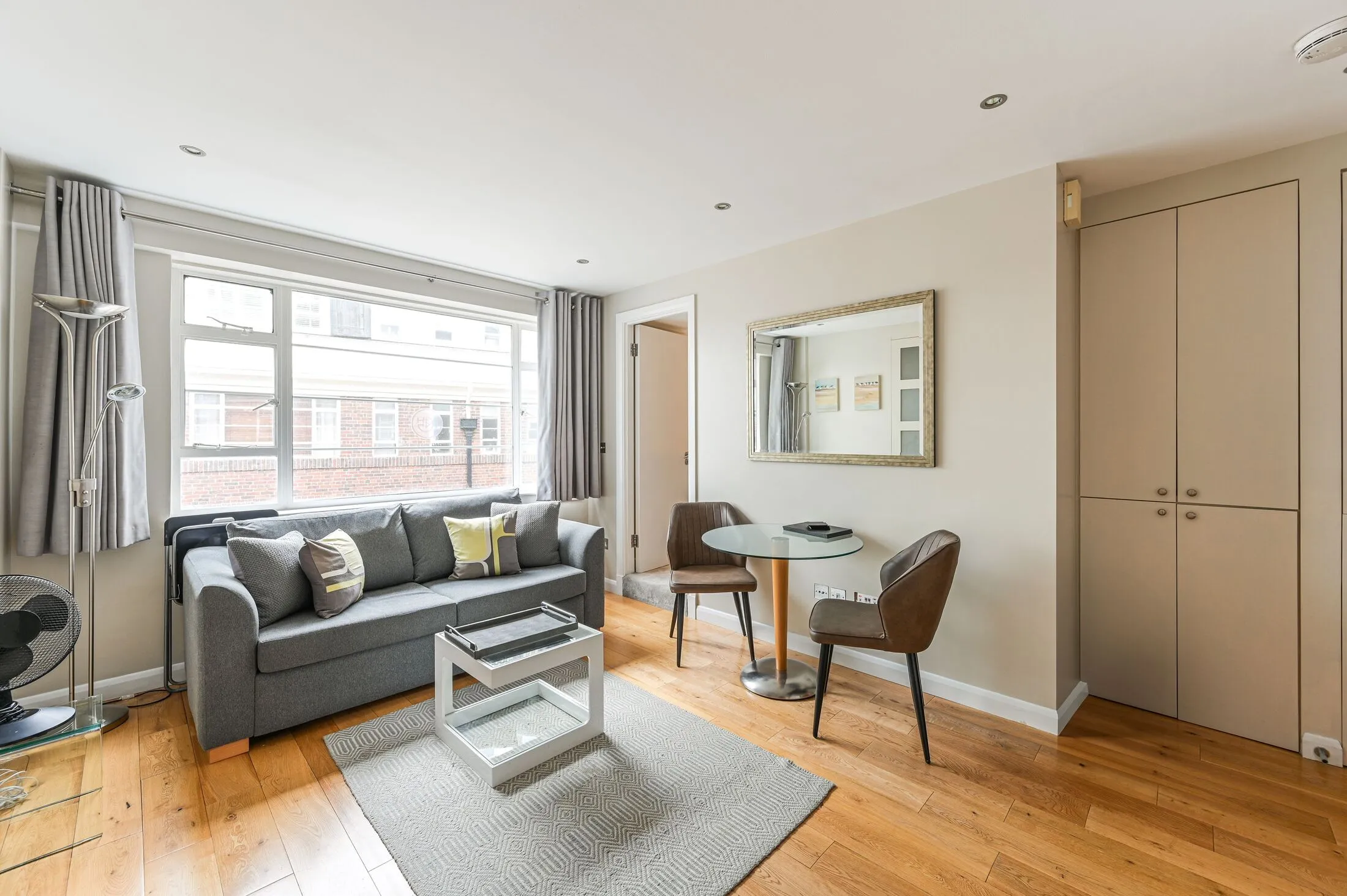 Flat Sloane Avenue in Greater London