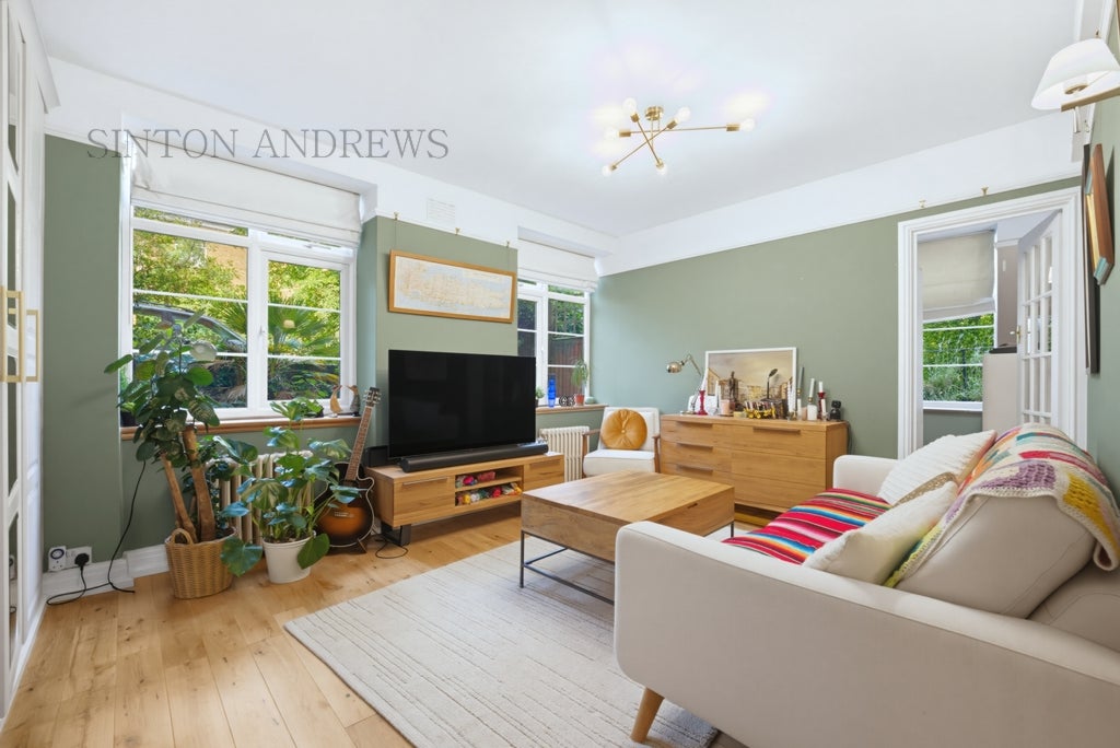 Flat Helena Road in Greater London