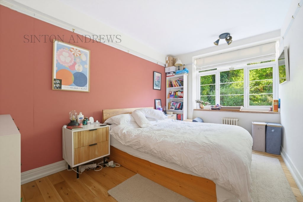 Flat Helena Road in Greater London