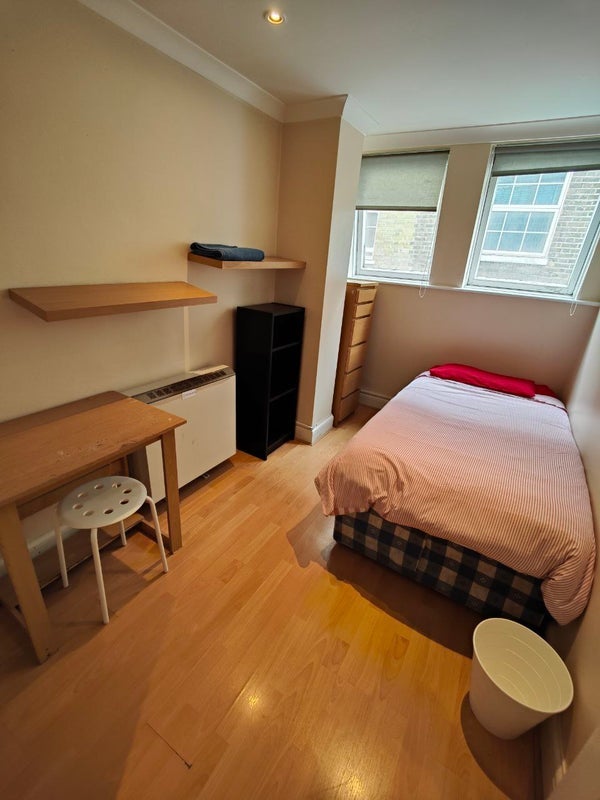 Flat Warren Street in Greater London