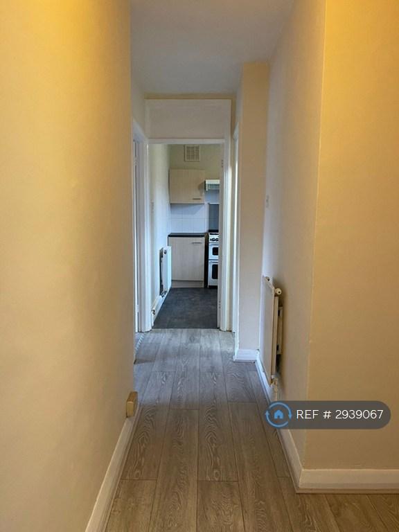 Flat Croyde Avenue in Greater London