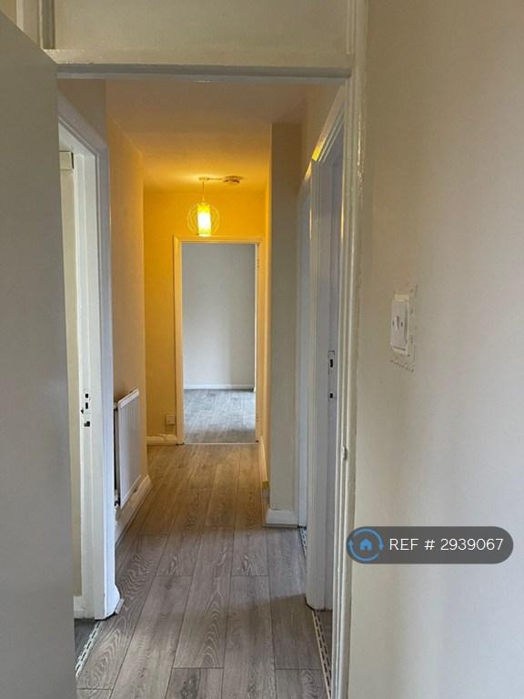 Flat Croyde Avenue in Greater London