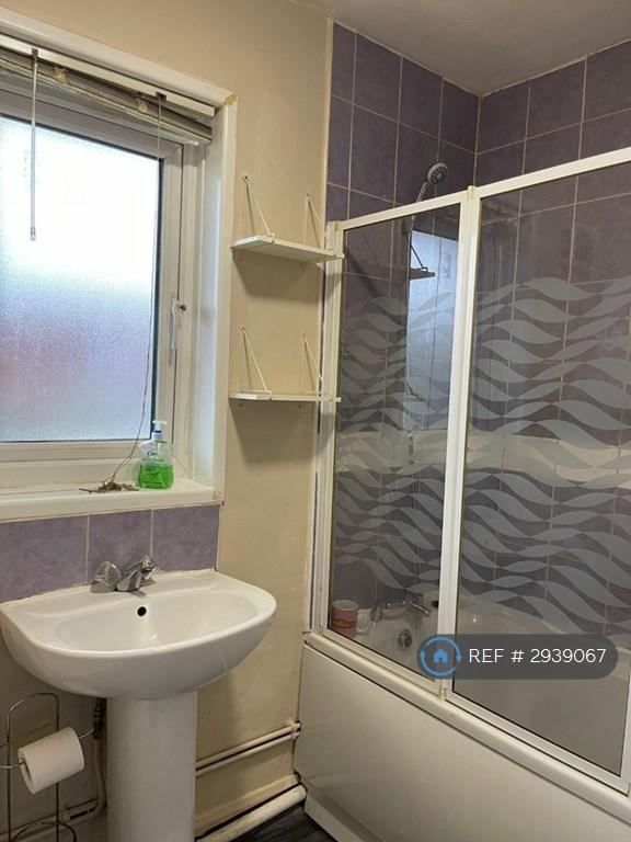 Flat Croyde Avenue in Greater London