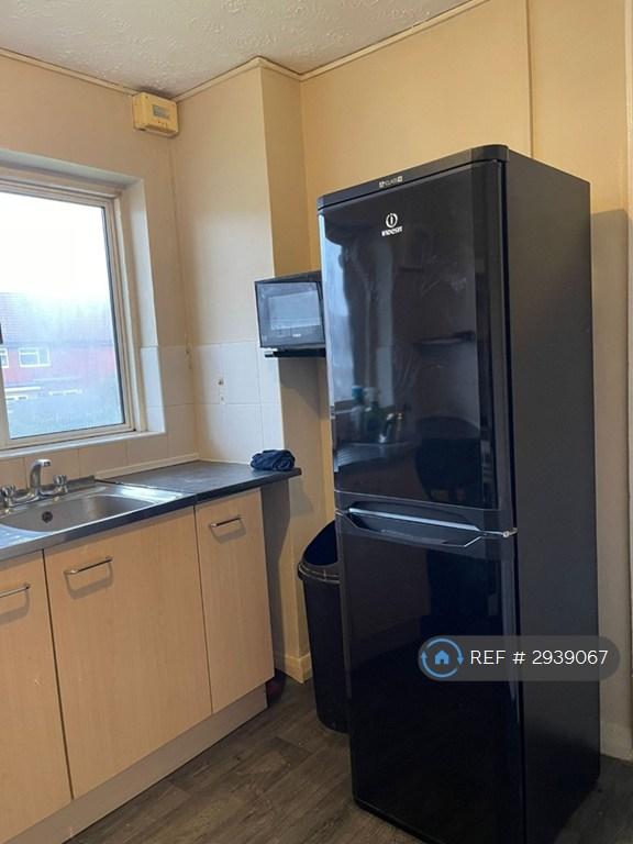 Flat Croyde Avenue in Greater London