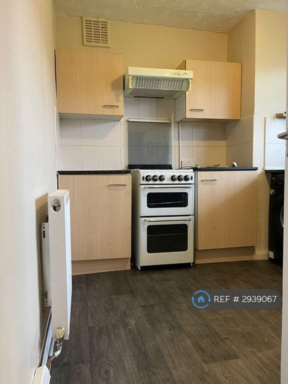 Flat Croyde Avenue in Greater London