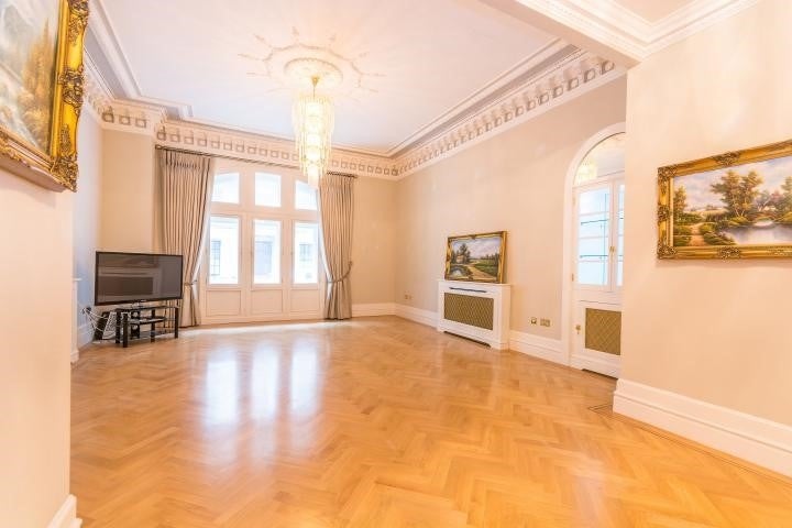 Flat Whitehall Court in City of Westminster