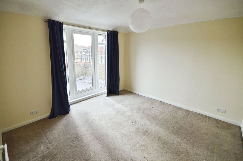 Flat Ewell Road in Greater London