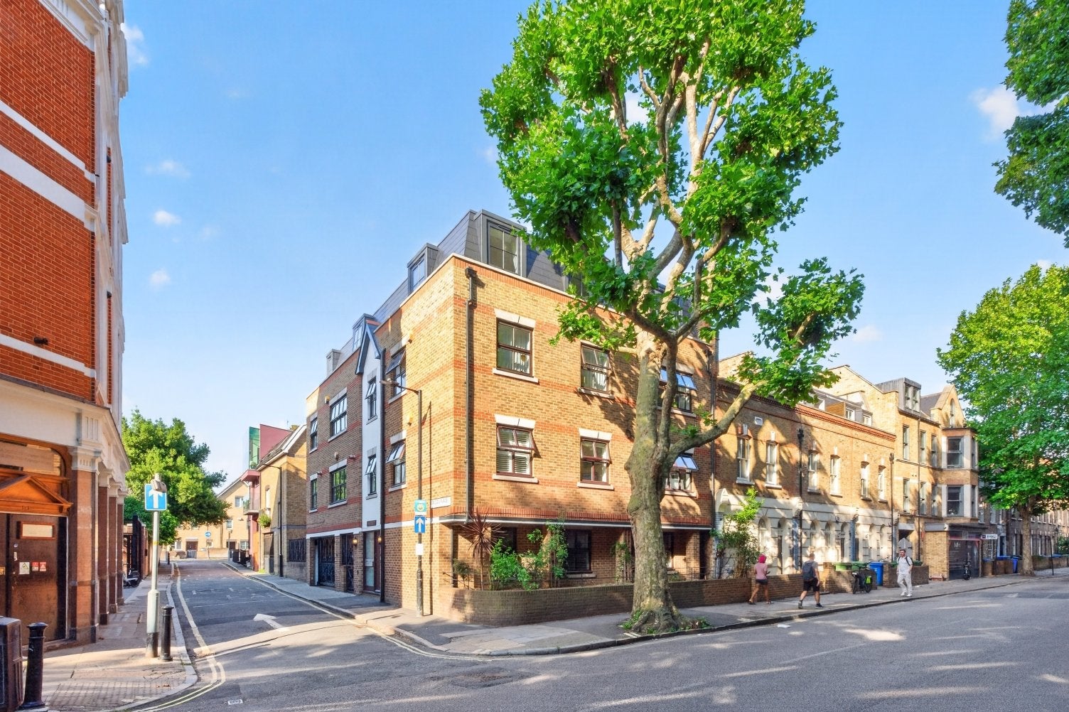Flat Grange Road in Greater London