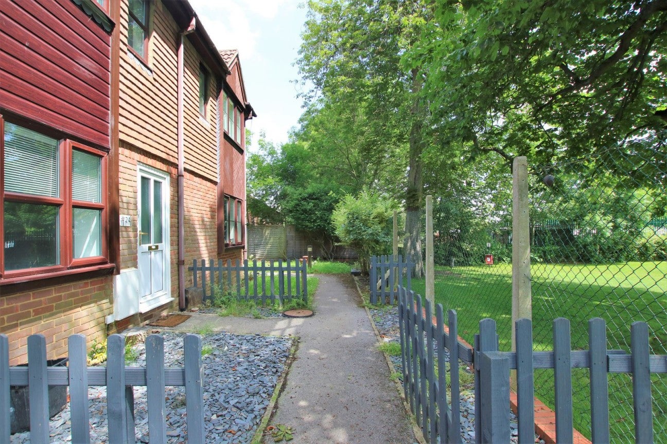 House Orchard Close in Wokingham