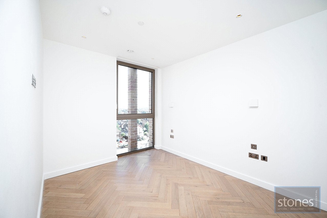 Flat Dudden Hill Lane in Greater London