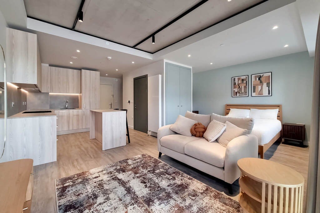 Flat Empire Way in Greater London
