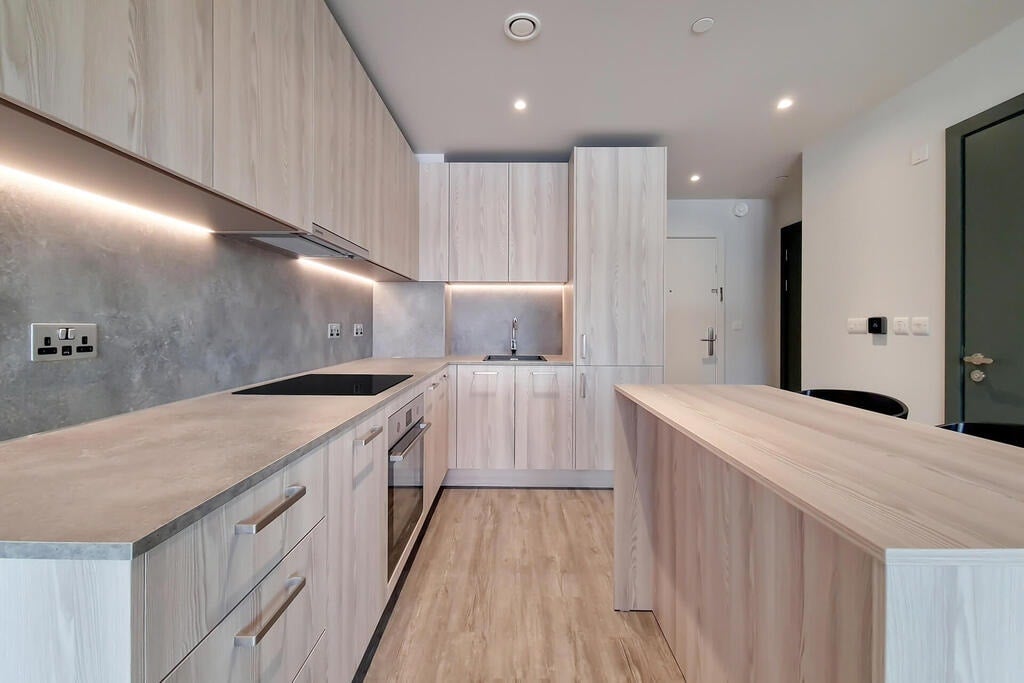 Flat Empire Way in Greater London
