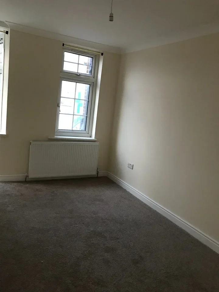 Flat Longbridge Road in Greater London