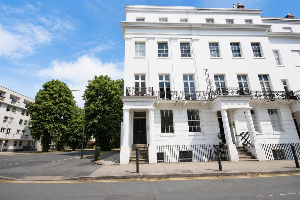 Flat Clarendon Square in Royal Leamington Spa