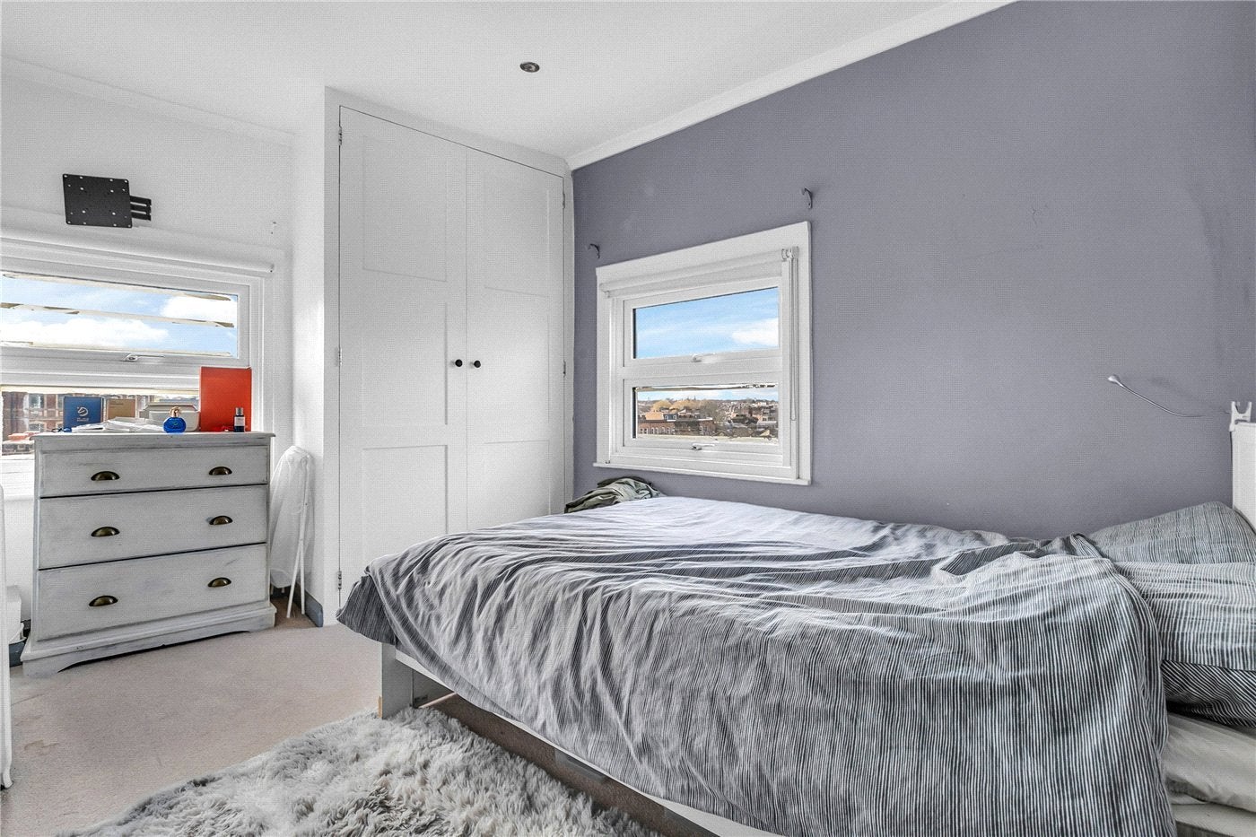 Flat Ingate Place in Greater London