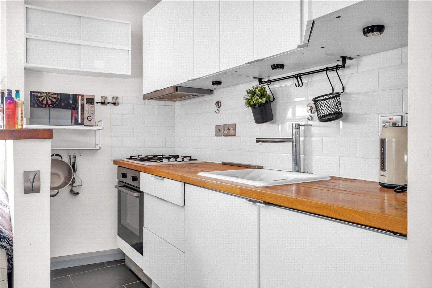 Flat Ingate Place in Greater London