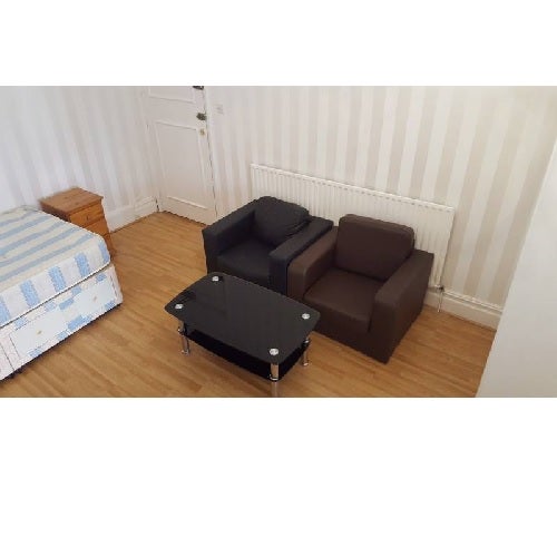Flat Ravenscroft Road in London