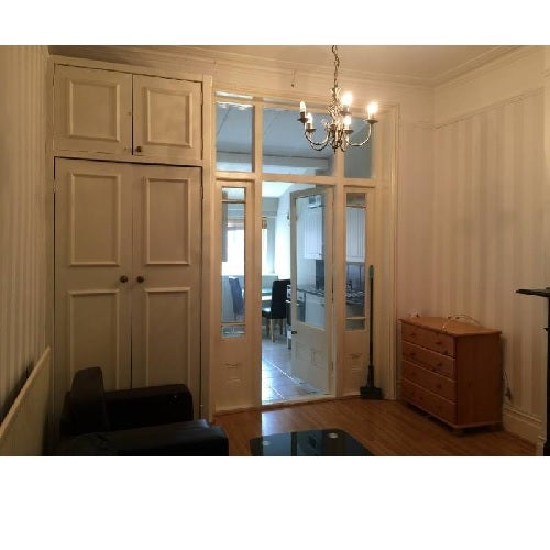 Flat Ravenscroft Road in London