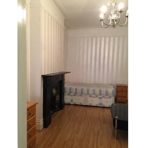 Flat Ravenscroft Road in London