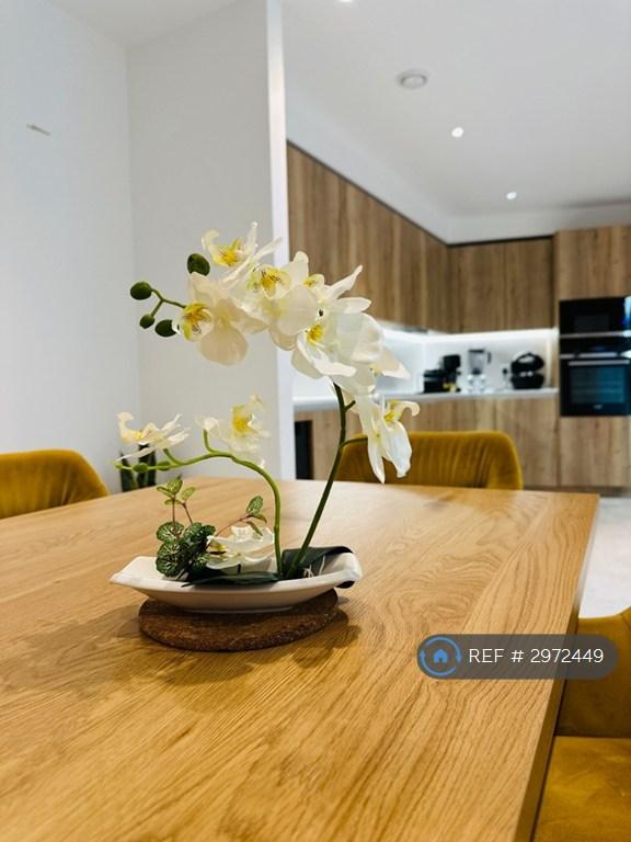 Flat Cendal Crescent in Greater London
