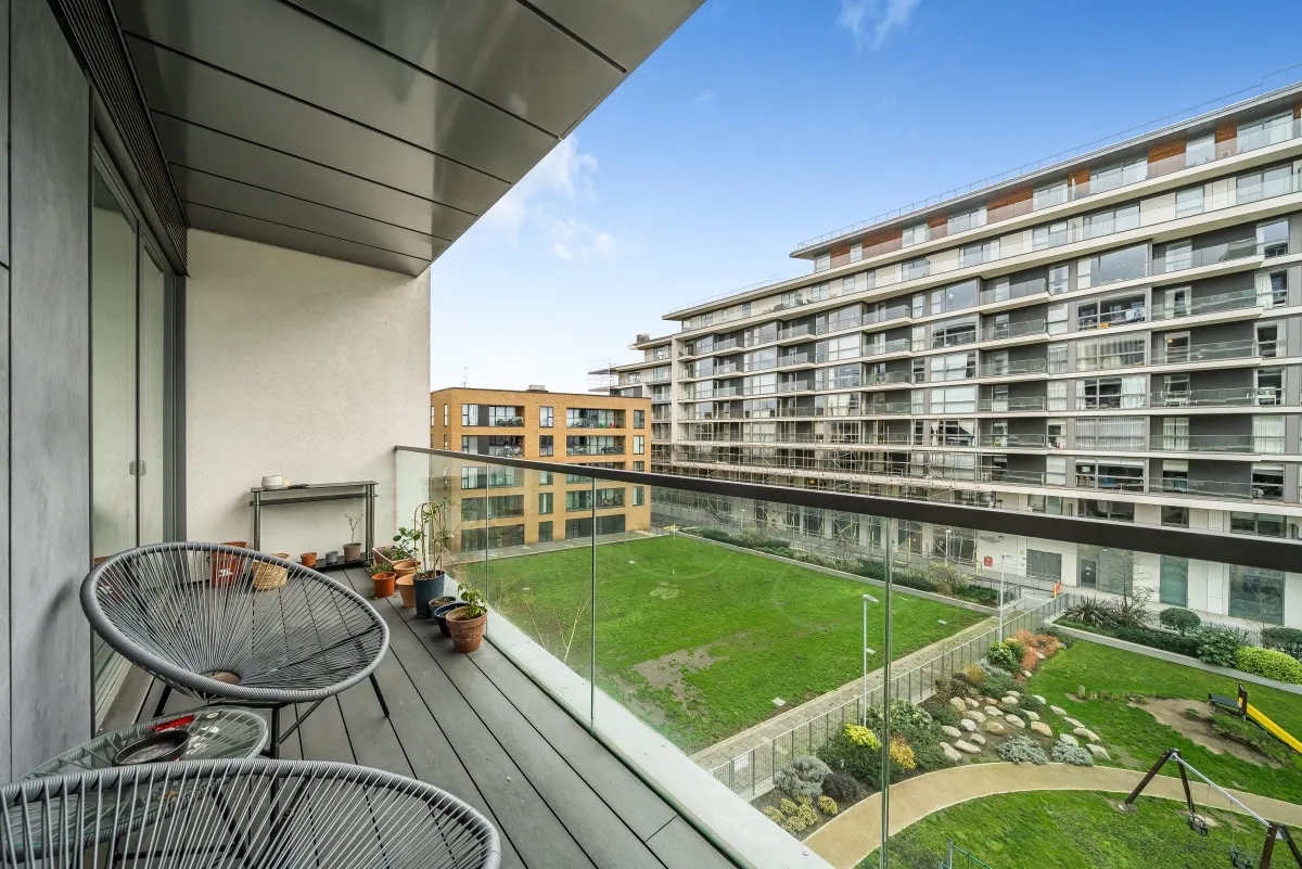 Flat Crowleys Wharf in Greater London