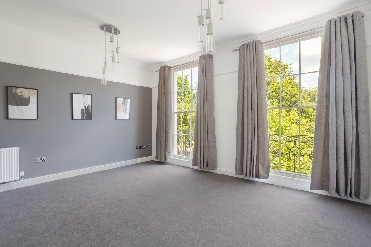 Flat Imperial Square in Cheltenham
