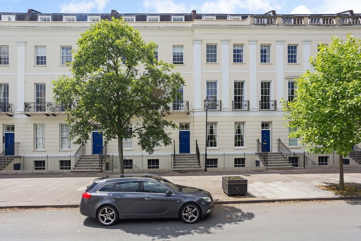 Flat Imperial Square in Cheltenham