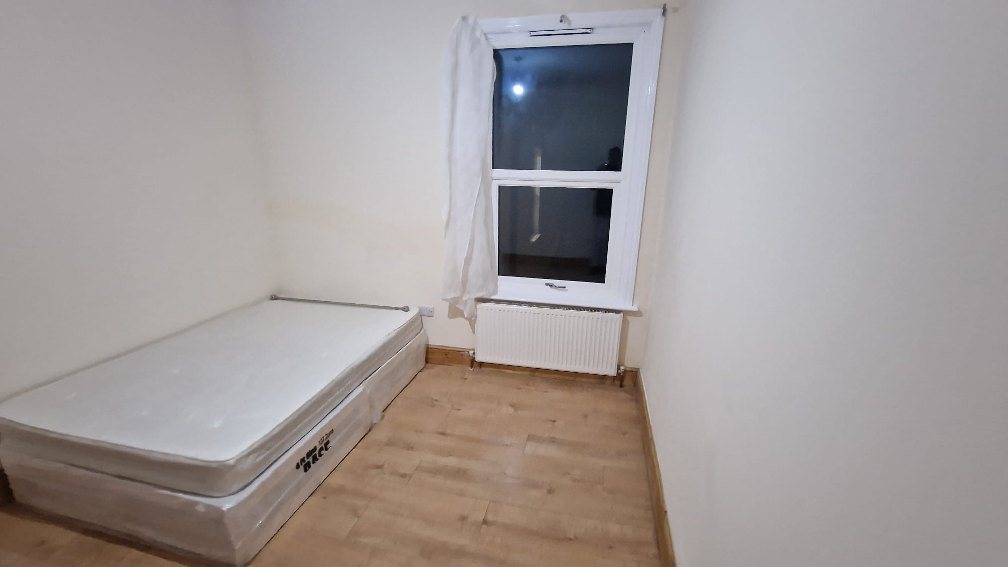 Room Shrewsbury Road in Greater London