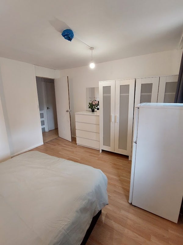 Room Millender Walk in Greater London