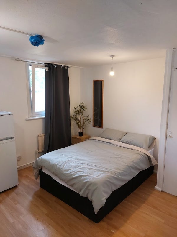 Room Millender Walk in Greater London