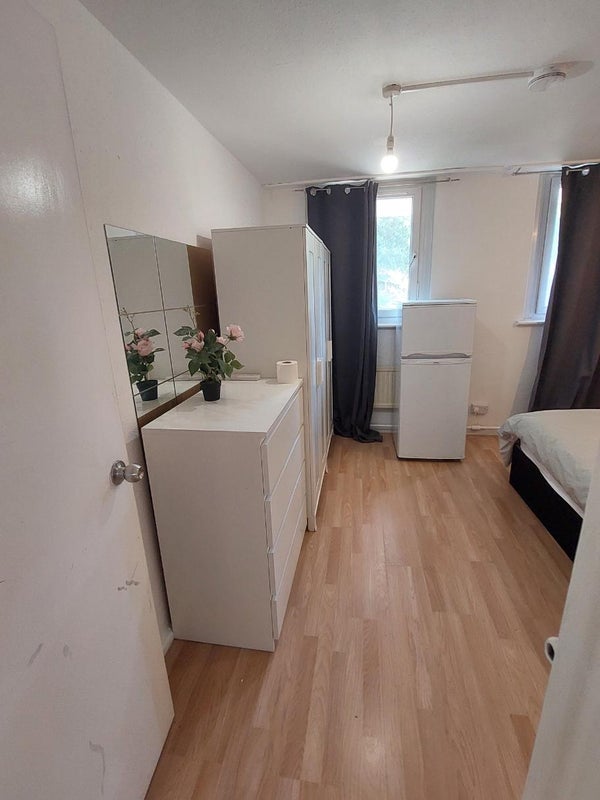 Room Millender Walk in Greater London