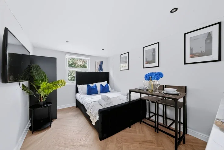 Flat Hambro Road in Greater London