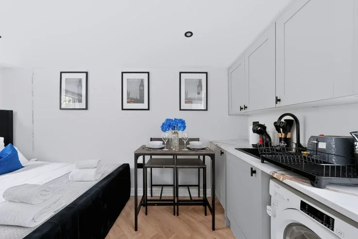 Flat Hambro Road in Greater London